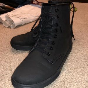 DR MARTENS SHERIDAN WOMEN'S MATTE CASUAL BOOTS